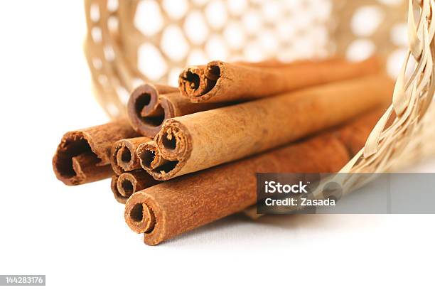 Canela No Cesto Em Branco - Fotografias de stock e mais imagens de Canela - Canela, Condimento - Temperos, Pacote - Arranjo