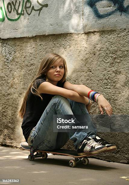 Skate - Fotografias de stock e mais imagens de Raparigas - Raparigas, Tristeza, Rua