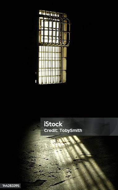 Célula Da Janela - Fotografias de stock e mais imagens de Cela de Prisão - Cela de Prisão, Escuro, Espaço confinado