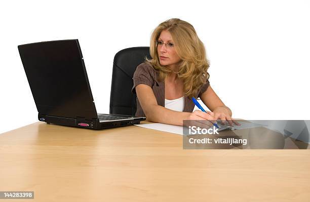 Biznes Kobieta Działa - zdjęcia stockowe i więcej obrazów Biuro - Biuro, Biznes, Biznesmenka