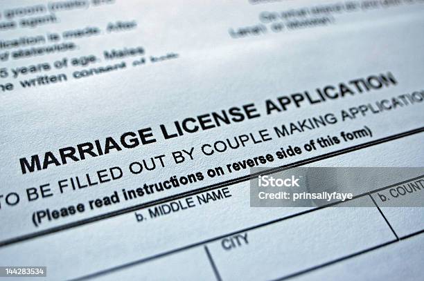 Matrimonio Solicitud De Licencia Foto de stock y más banco de imágenes de Autoridad - Autoridad, Casados, Color - Tipo de imagen