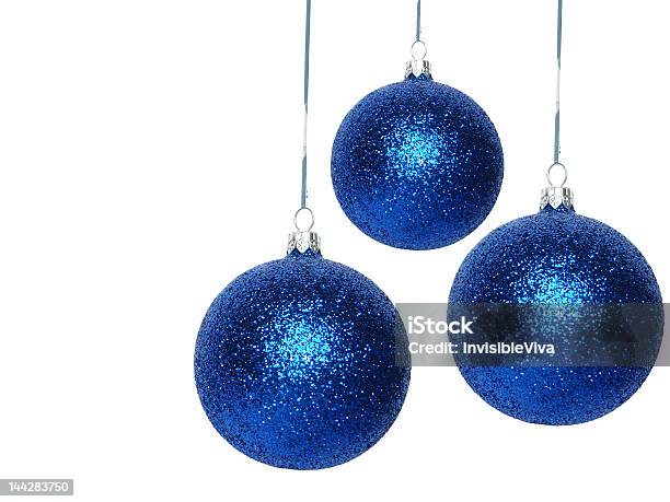 Blue Christmas Ball Auf Weißem Hintergrund Stockfoto und mehr Bilder von Am Rand - Am Rand, Band, Blau
