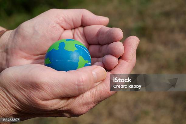 Prendersi Cura Dellambiente - Fotografie stock e altre immagini di Abbracciare gli alberi - Abbracciare gli alberi, Accudire, Affari internazionali