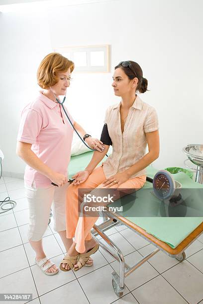 Foto de Medição De Pressão Arterial e mais fotos de stock de Consultório Médico - Consultório Médico, Hospital, Medidor de tensão arterial