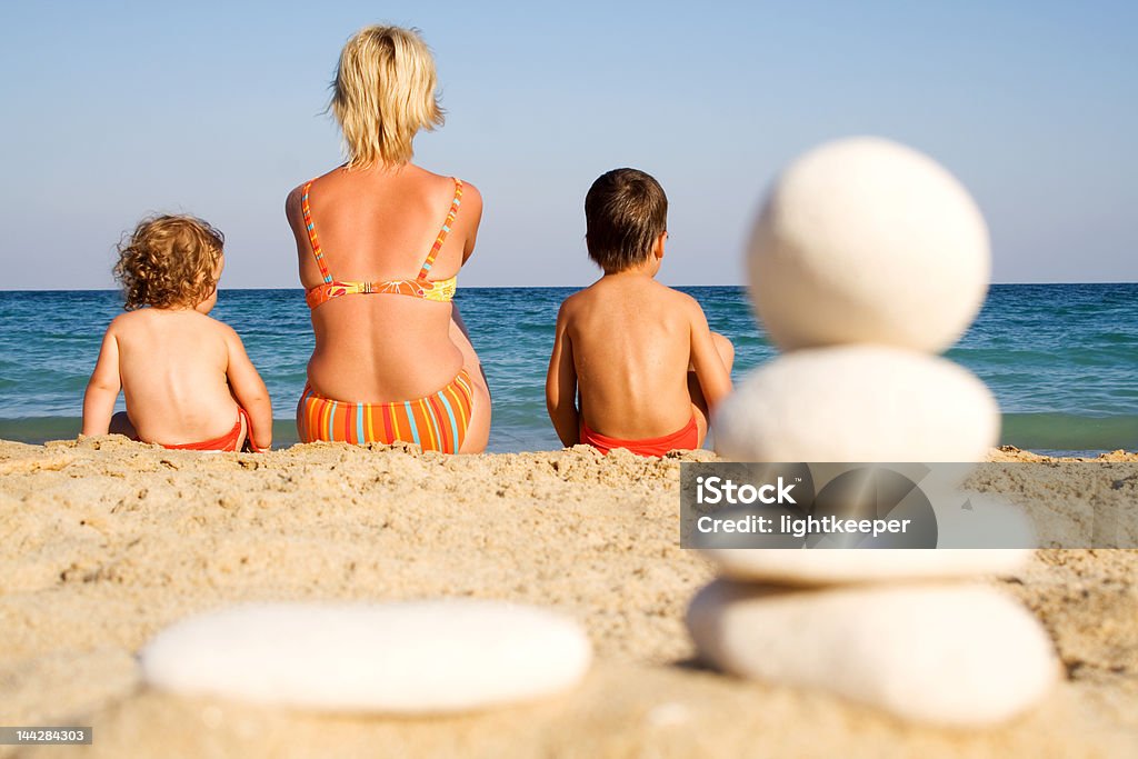 Família na praia ensolarada-férias exóticas - Foto de stock de Adulto royalty-free