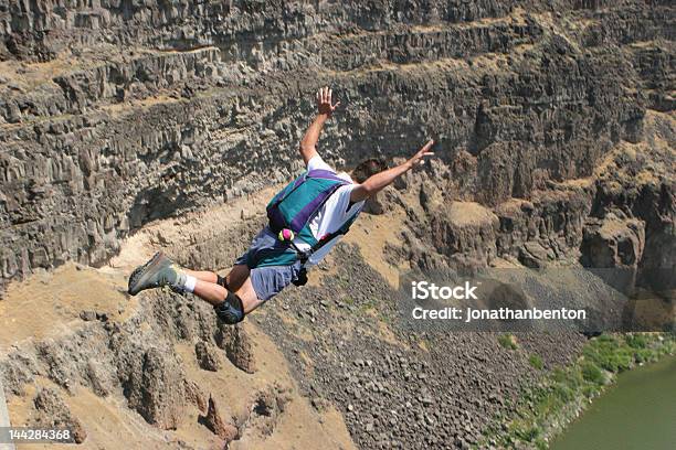 Base Jumper De Extrema - Fotografias de stock e mais imagens de BASE Jump - BASE Jump, Desfiladeiro, Ao Ar Livre