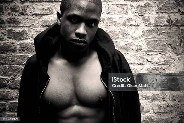 Muskuläre Schwarzer Mann Gegen Wandzweifarbige Version Stockfoto und mehr Bilder von Abwesenheit
