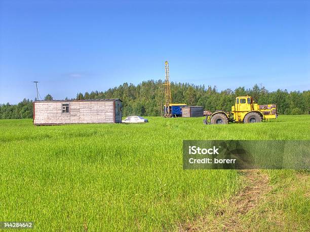 Telemóvel Cinzel Local - Fotografias de stock e mais imagens de Azul - Azul, Broca, Cabana de Madeira