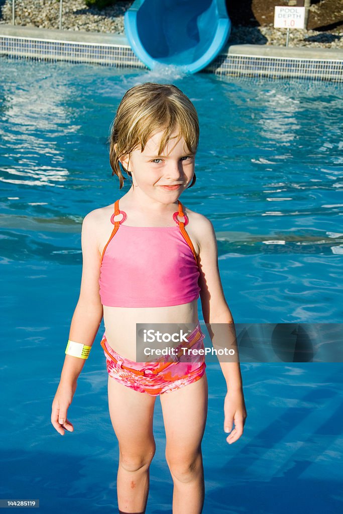 Divertissement à la piscine avec glissoire - Photo de Activité libre de droits