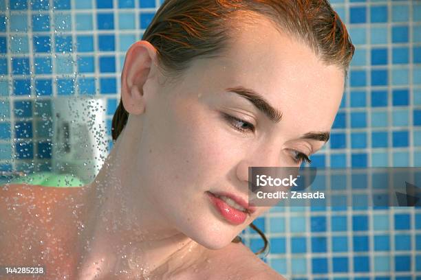 Frau In Der Dusche Stockfoto und mehr Bilder von Attraktive Frau - Attraktive Frau, Badezimmer, Bathroom