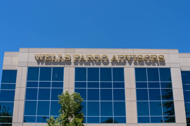 un edificio per uffici wells fargo advisors a woodland hills, ca, usa. - woodland hills foto e immagini stock