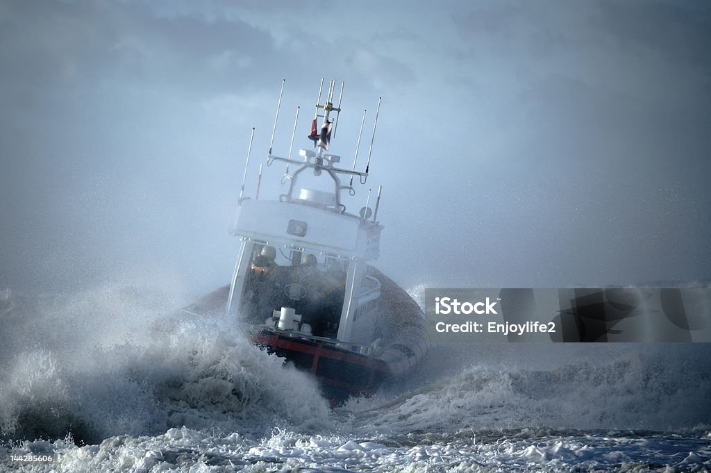 Guardia costiera nave durante la tempesta in mare - Foto stock royalty-free di Mezzo di trasporto marittimo