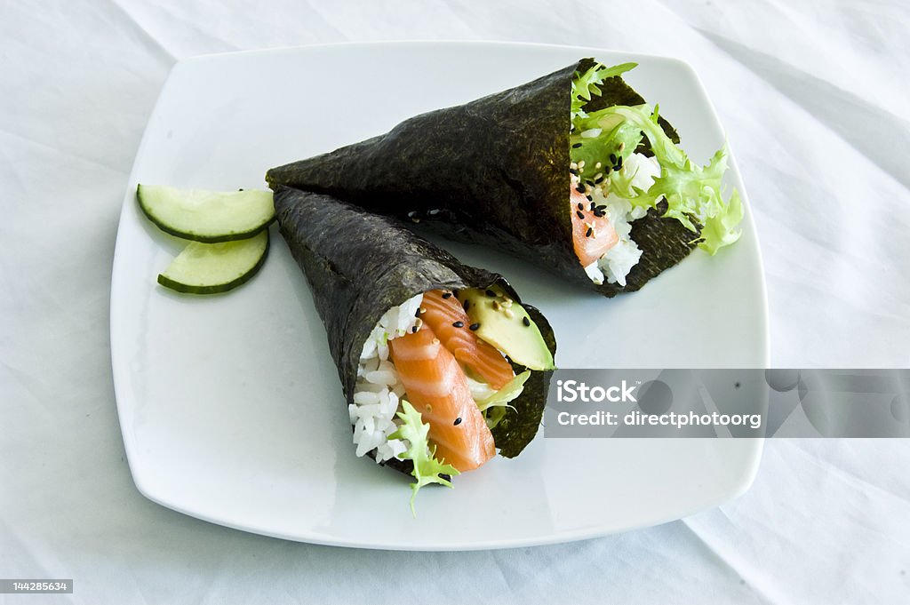 Comida japonesa, par conos de salmón - Foto de stock de Alimento libre de derechos