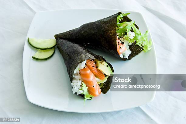 Comida Japonesa Par Conos De Salmón Foto de stock y más banco de imágenes de Alimento - Alimento, Arreglar, Asia del Este