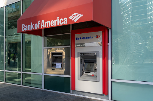Bank Of America Atm That Dispenses $100 Bills Near Me A Bank Of America Atm Is Shown In Tampa Fl Usa Stock Photo - Download