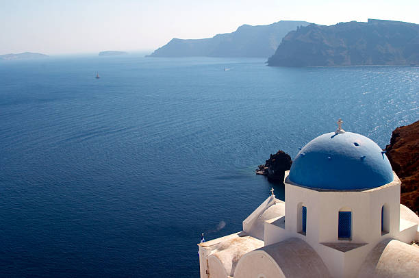 Kirche und Oia auf Santorini vor dem Mittelmeer Meer – Foto
