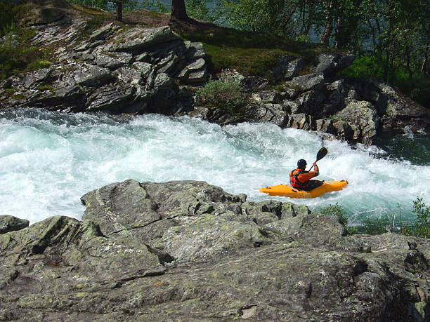 paddler - wildwasserkanufahren stock-fotos und bilder