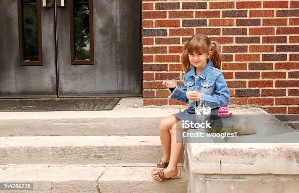 Dopo Pranzo - Fotografie stock e altre immagini di Gradino - Gradino, Bambino, Mangiare