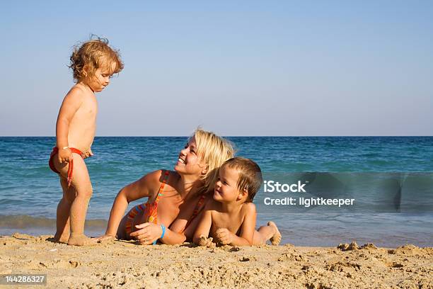 Familie Genießt Den Strand Stockfoto und mehr Bilder von Alleinerzieherin - Alleinerzieherin, Baby, Blau