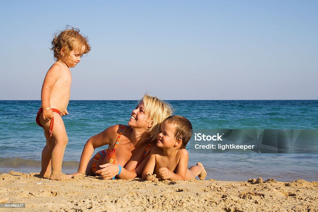 Familia disfruta de la playa - Foto de stock de Adulto libre de derechos