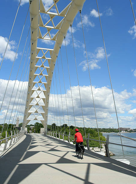 kolarstwo na nabrzeżu trail bridge - toronto cycling bridge humber river zdjęcia i obrazy z banku zdjęć