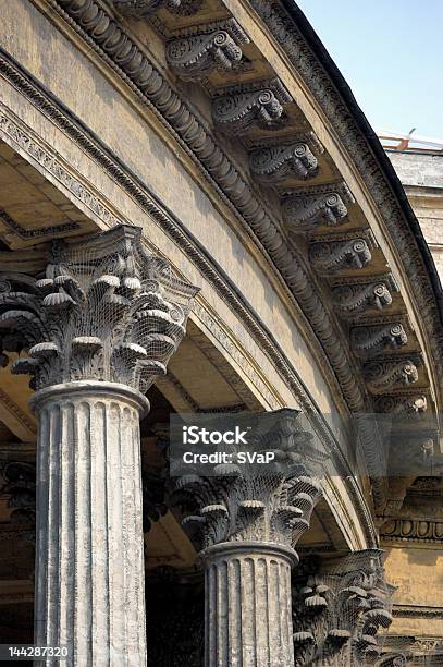 Columnas De Una Antigua Catedral Foto de stock y más banco de imágenes de Arquitectura exterior - Arquitectura exterior, Aire libre, Anticuado