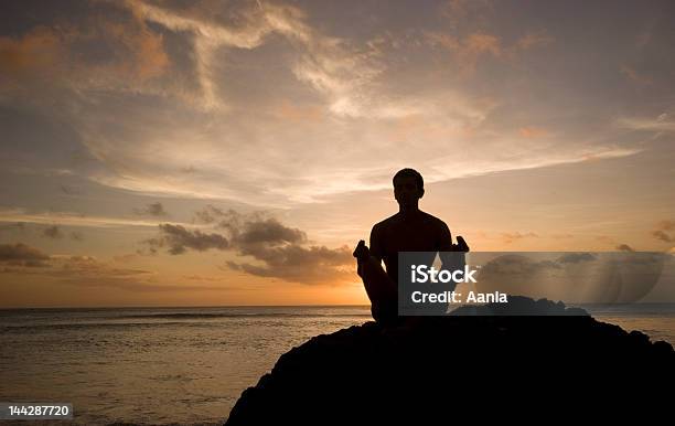 Mann Üben Yoga Stockfoto und mehr Bilder von Abgeschiedenheit - Abgeschiedenheit, Achtsamkeit - Persönlichkeitseigenschaft, Atemübung