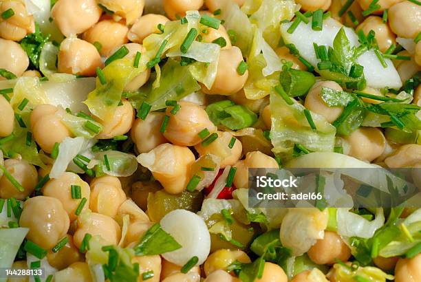 Ensalada De Garbanzos Foto de stock y más banco de imágenes de Albahaca - Albahaca, Alimento, Cebolla de primavera