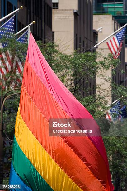 Arcobaleno Vela Sulla Fifth Avenue - Fotografie stock e altre immagini di Bandiera - Bandiera, Bandiera degli Stati Uniti, Bandiera multicolore