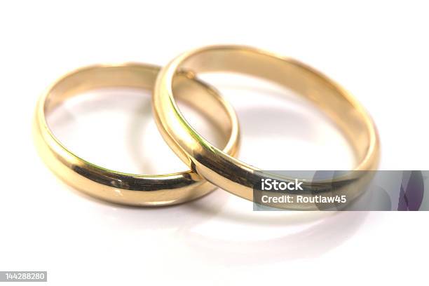 Foto de Anéis De Casamento De Ouro Isolado No Branco e mais fotos de stock de Adulto - Adulto, Alegoria, Aliança de noivado