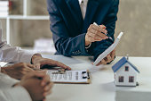 immobilienmakler-verhandeln-besprechen-s
