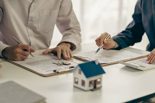 los agentes de bienes raíces negocian discuta los términos del acuerdo de tasa de interés para la compra de una casa en cuotas. y pedir a los clientes que firmen un contrato - real estate real estate agent sold house fotografías e imágenes de stock