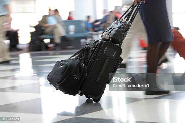 Foto de Terminal Do Aeroporto E Os Viajantes e mais fotos de stock de Aeroporto - Aeroporto, Andar, Azul