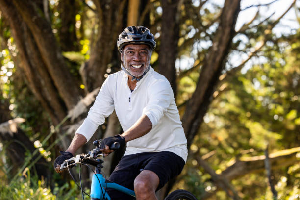 afroamerykanin jazda na rowerze - cycling senior adult sports helmet men zdjęcia i obrazy z banku zdjęć
