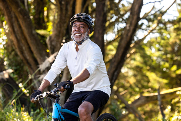 afroamerykanin jazda na rowerze - cycling senior adult sports helmet men zdjęcia i obrazy z banku zdjęć