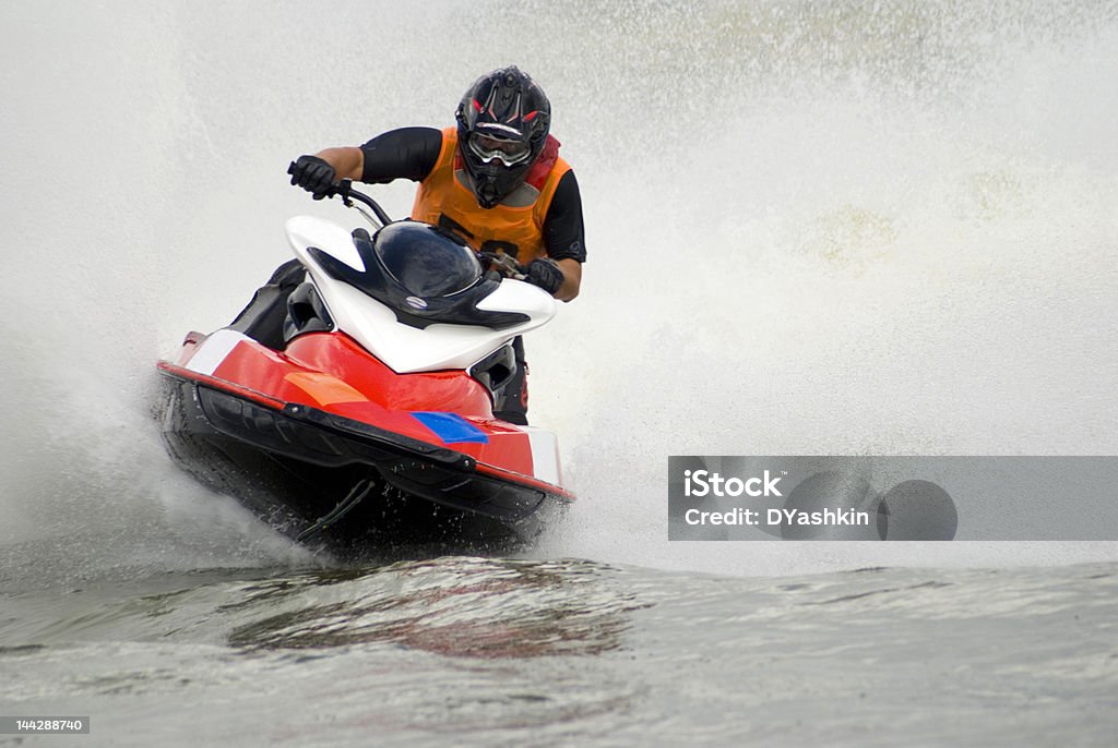 Accès Internet haut débit de l'eau en jet ski - Photo de Faire du jet-ski libre de droits