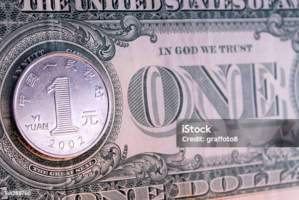 Один Доллар И Юаней — стоковые фотографии и другие картинки Азия - Азия, Американская валюта, Бизнес