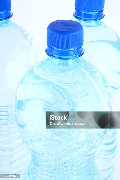 1 Flasche Stockfoto und mehr Bilder von Blase - Physikalischer Zustand - Blase - Physikalischer Zustand, Blau, Cool und Lässig