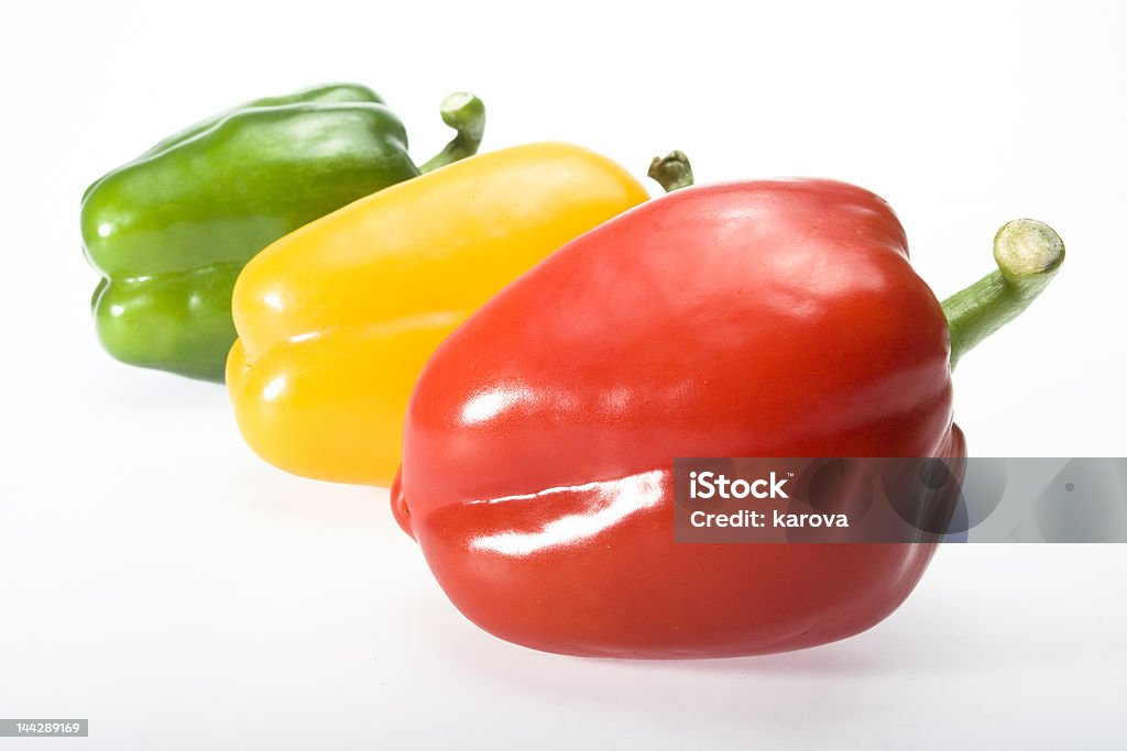 Primo piano verde, rosso e giallo bellpeppers - Foto stock royalty-free di Affamato