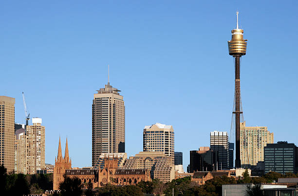 sydney tower und die skyline der stadt - hochhaus centrepoint tower stock-fotos und bilder