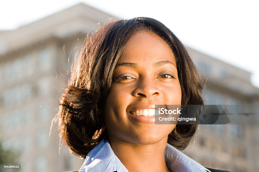 ビジネスの女性の幸せなアフリカ系アメリカ人の建物 - 1人のロイヤリティフリーストックフォト