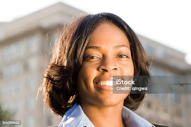 ビジネスの女性の幸せなアフリカ系アメリカ人の建物 - 1人のストックフォトや画像を多数ご用意 - 1人, 20代, 25-29歳