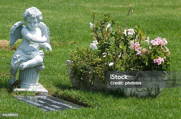 Angélica Estátua - Fotografias de stock e mais imagens de Alegria - Alegria, Anjo, Arranjo de flores