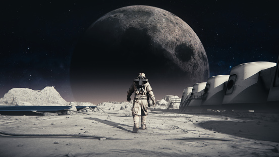Después de la toma de un astronauta en traje espacial caminando con confianza sobre la superficie del planeta espacial hacia la luna. Colonización de la luna. Rover lunar y estación base. Paneles Solares-Energía Renovable. Superficie lunar cubierta de  photo