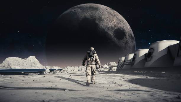 suivi d’un plan d’astronaute en combinaison spatiale marchant avec confiance sur la surface de la planète spatiale vers la lune. colonisation de la lune. rover lunaire et station de base. panneaux solaires-énergies renouvelables. surface de la lune r - voyager engin spatial photos et images de collection