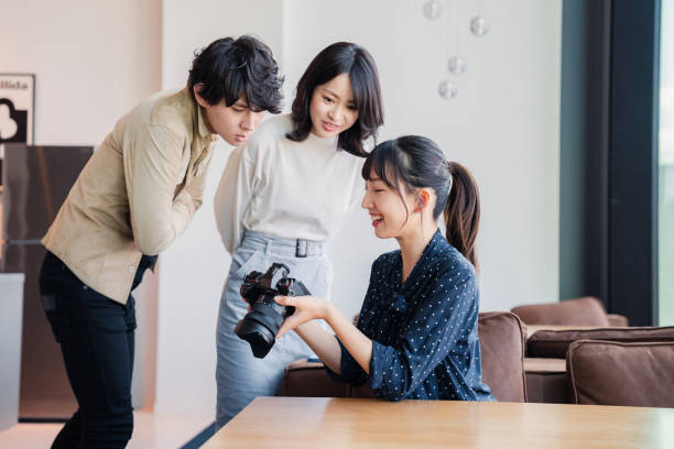 カメラと話す若い女性 - videographer ストックフォトと画像