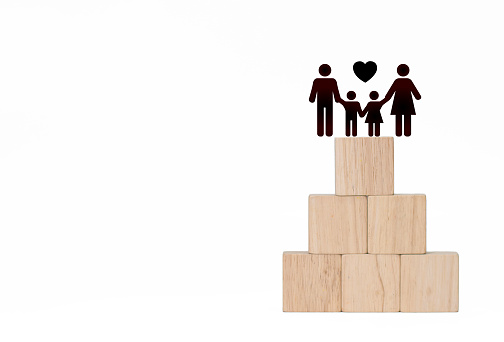 Square wooden blocks convey family stories and Empty wooden blocks arranged in the shape of a pyramid. Ideas icons can be included, such as business ideas, insurance tasks, or health concepts. white background photos Do not hesitate if you want to convey the message.