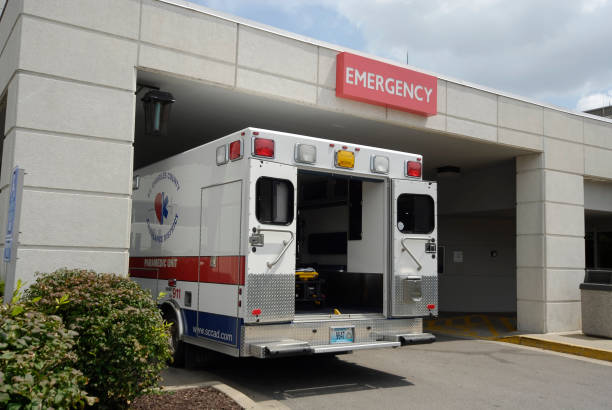 Closeup shot of an ambulance at a hospital emergency room entrance in Missouri Saint Charles, United States – July 29, 2009: A closeup shot of an ambulance at a hospital emergency room entrance in Missouri emergency room stock pictures, royalty-free photos & images