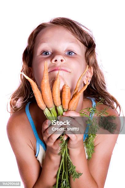 Linda Chica Con Zanahorias Foto de stock y más banco de imágenes de 6-7 años - 6-7 años, Actividad, Actividad física