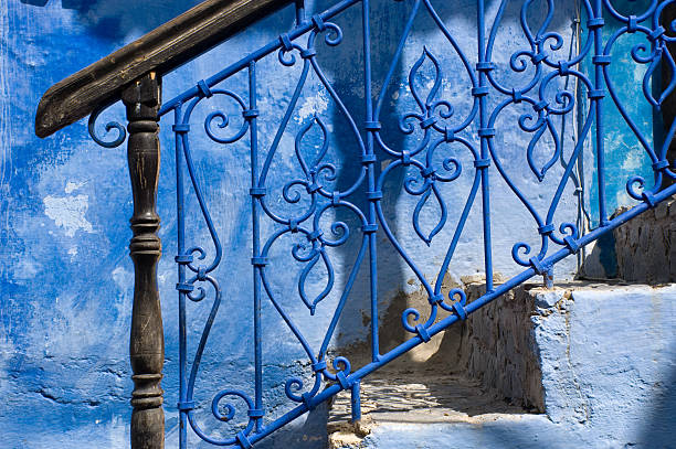 Blue kroki z ozdobnymi poręcze i drewniane poręcze – zdjęcie